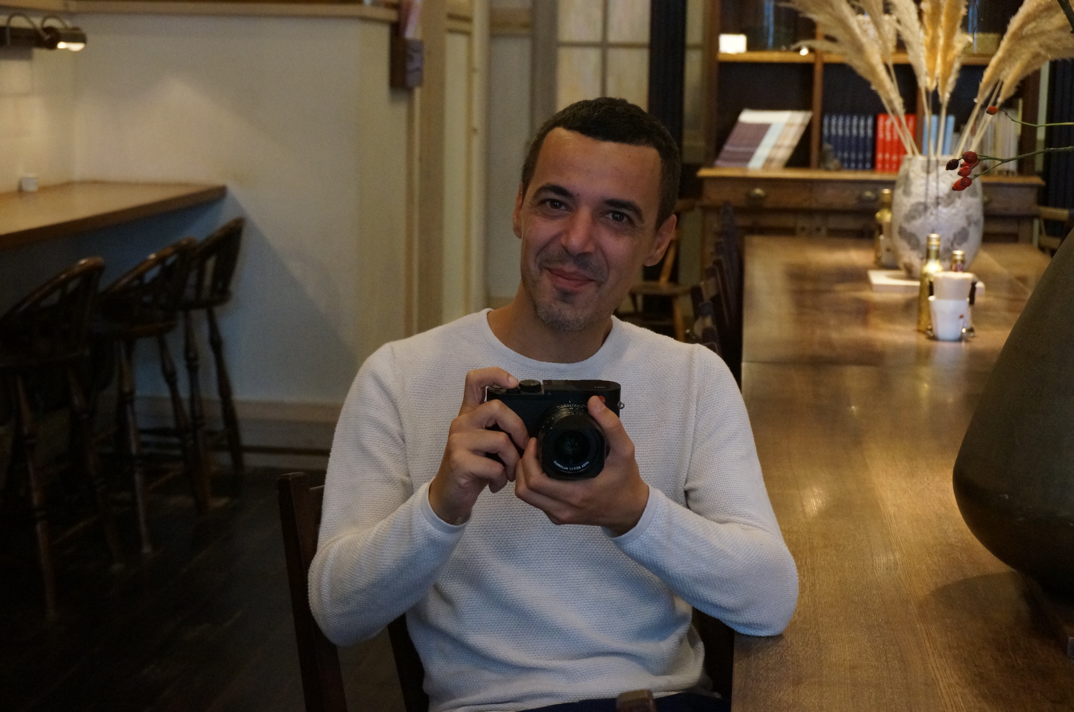 愛用のライカを構えるシモーネ・ブラマンテさん