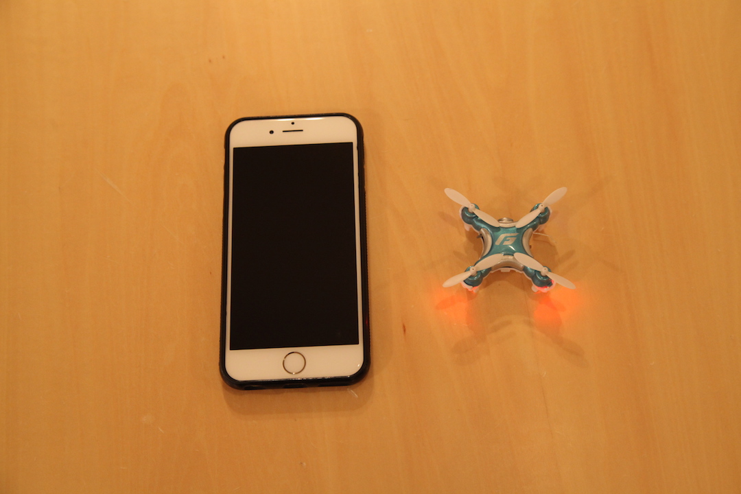 サイズはスマホの半分！これでちゃんと飛ぶんです。