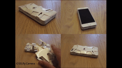 SELFLYをスマホケースにはめ込んでるgif