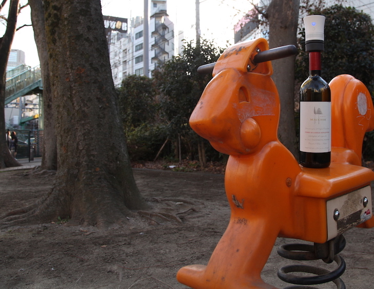 遊具にのるコルクスピーカー