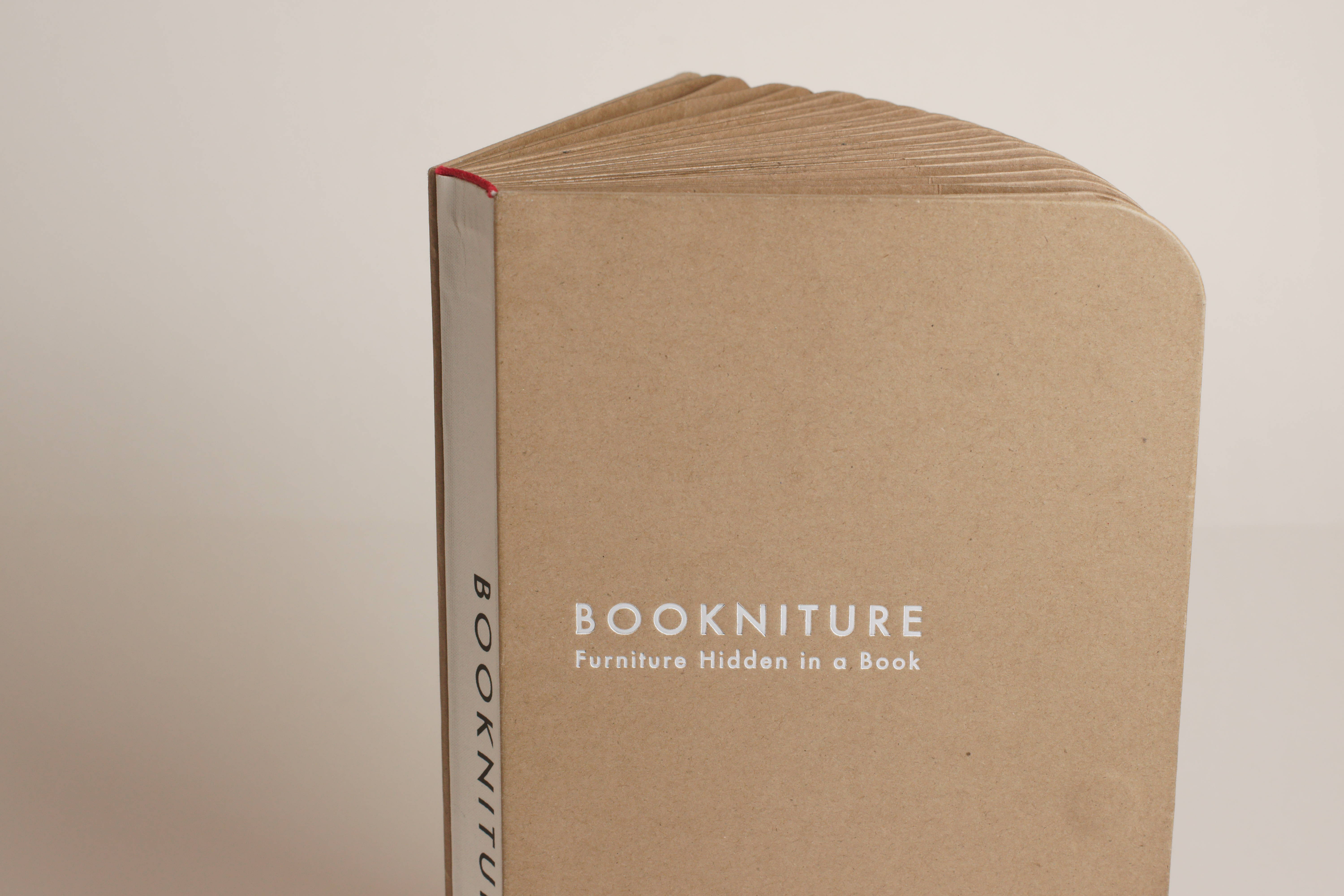 無●良品のメモ帳みたいな色合いですね。大きさはA4サイズよりちょっと細長いくらい。