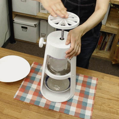 氷を削っている様子