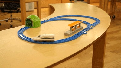 回り続けるプラレール・もしくはプラレールの前で頭を抱える