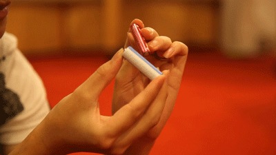 MaBeeeに電池をはめてるところ