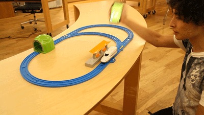 スマホを振って動かしているところ