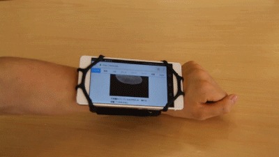 スマホを縦にしている様子