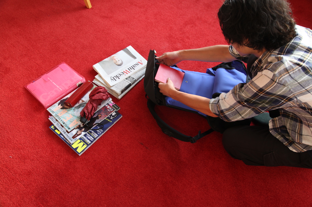 内側ポケットにノートを入れているところ