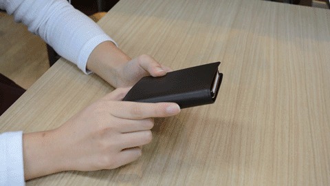 カードを取り出す様子を横から撮る