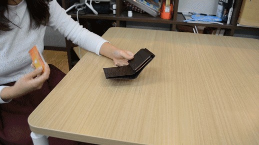 カードを入れる様子