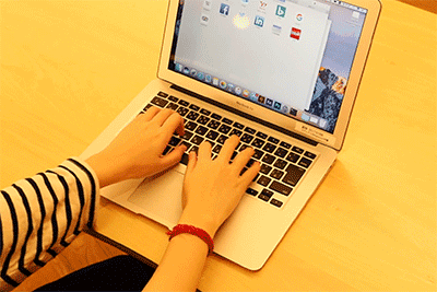 普通のキーボードで打ってる時と、iCleverで打ってる時の写真？gif?
