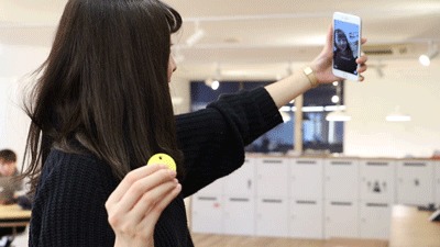 『chipolo』で自撮りをしている図