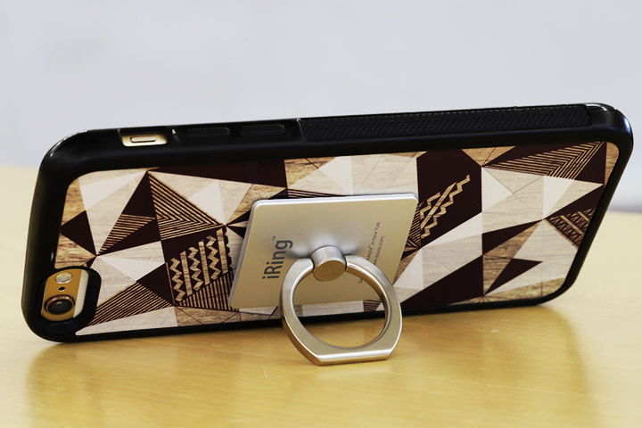 スマホを立てかけられる図