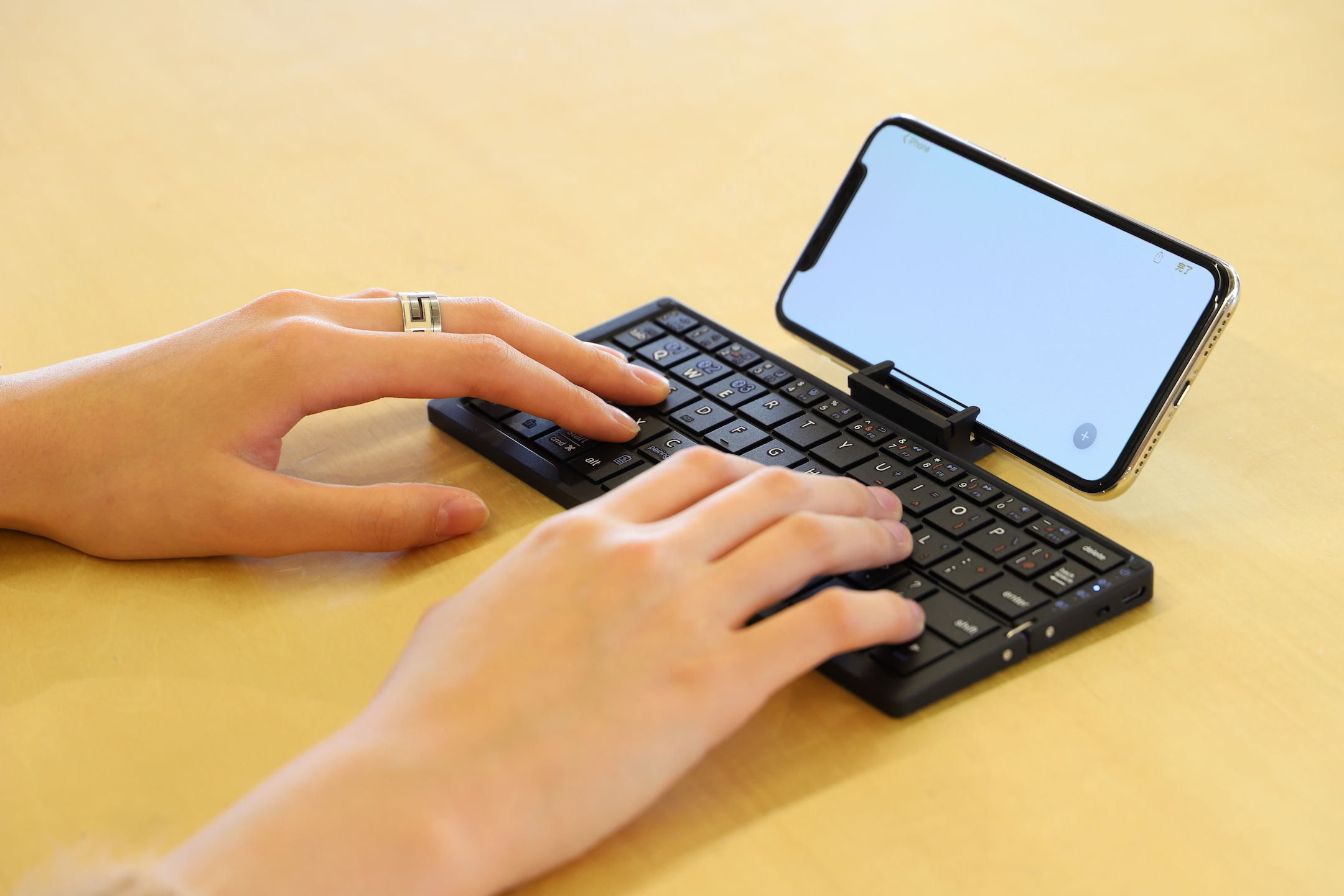 折りたためるキーボード Amazon | 折りたたみ式 Bluetooth キーボード、大型タッチパッド