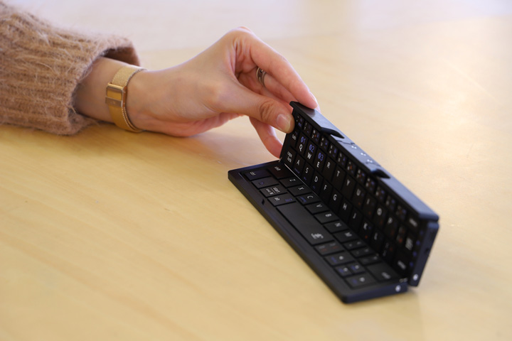 縦に折りたためる！ 鞄にしまいやすいキーボード『Plier