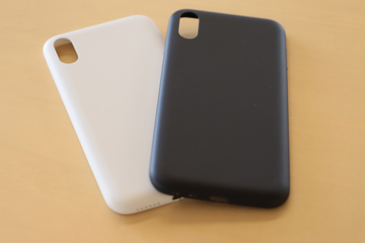 男性または女性（白または黒い服装）が黒または白のMYNUSを使っているところ