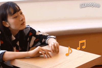 スクエアテーブルから音楽がなる