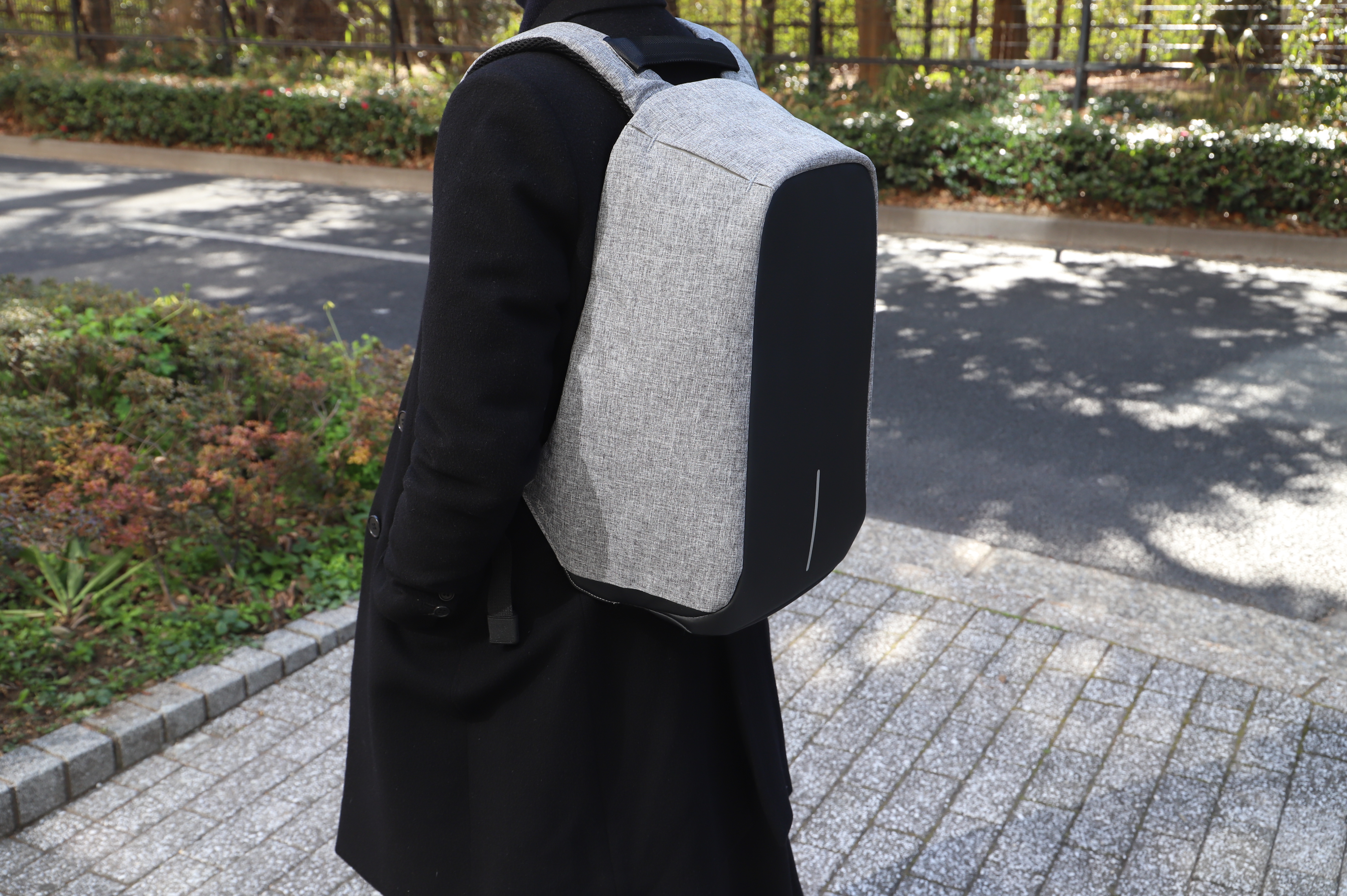 隠しジッパー 防刃素材 最強の多機能防犯リュック Bobby ボビー