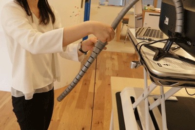 コードを束ねる動作gif