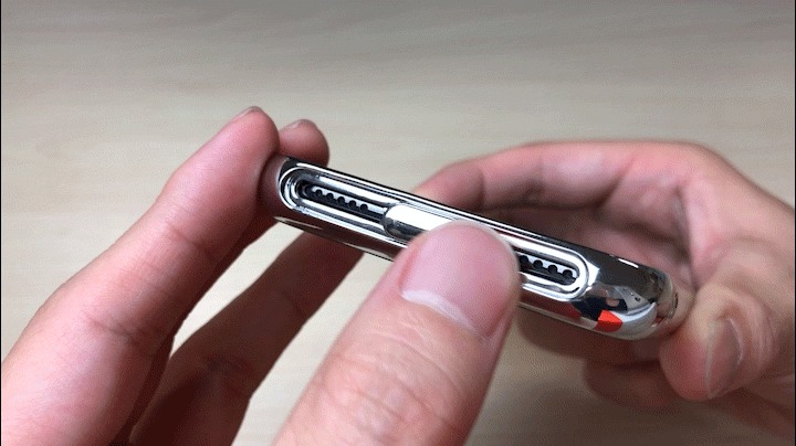 ケース下部の充電ポート部分にはおなじみのスライドするギミック。Lightningケーブルで充電する時以外は閉めておけばホコリの混入を防ぐことができる。 もちろんケースを装着したままワイヤレス充電にも対応しているし、Apple Payだって使える。