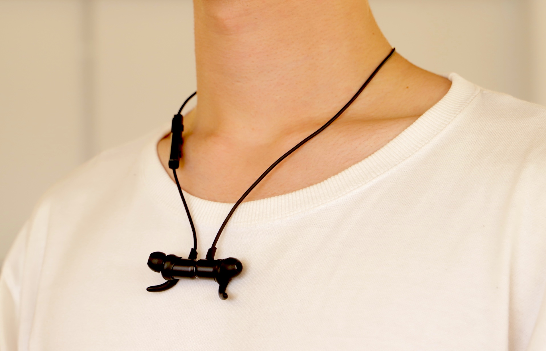 [イヤホンを首にかけている写真]