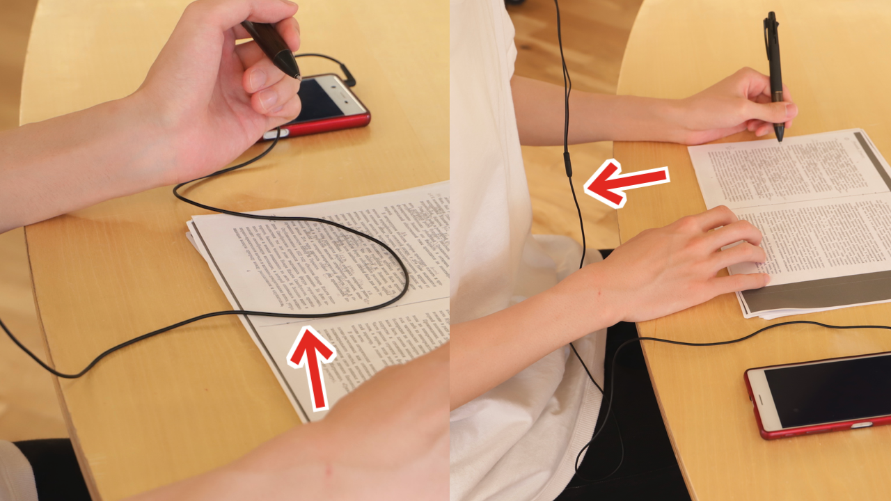 [有線イヤホン付けて作業している画像]