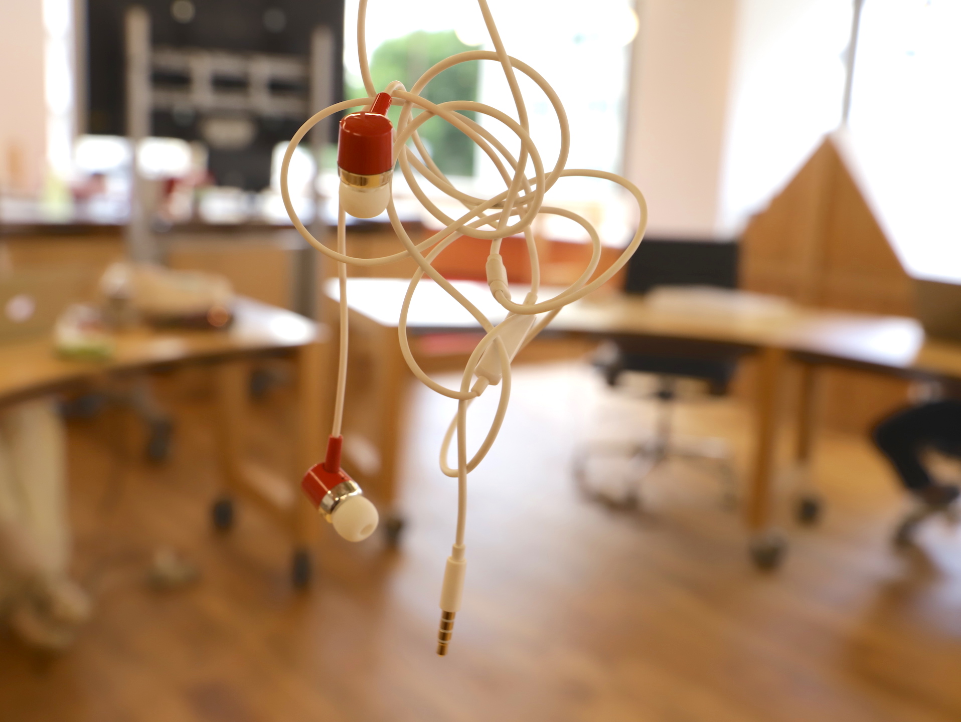 [絡まり有線イヤホン写真]