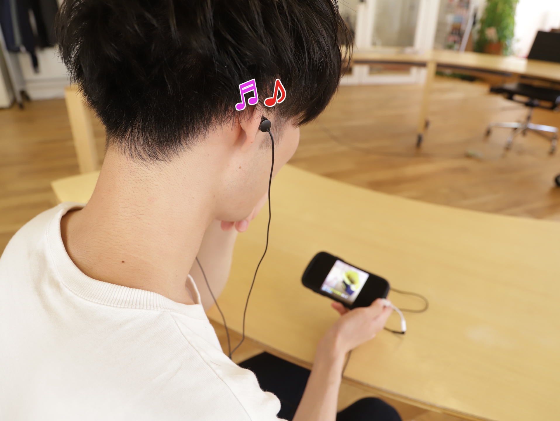 [スマホで動画を見ているシーン]