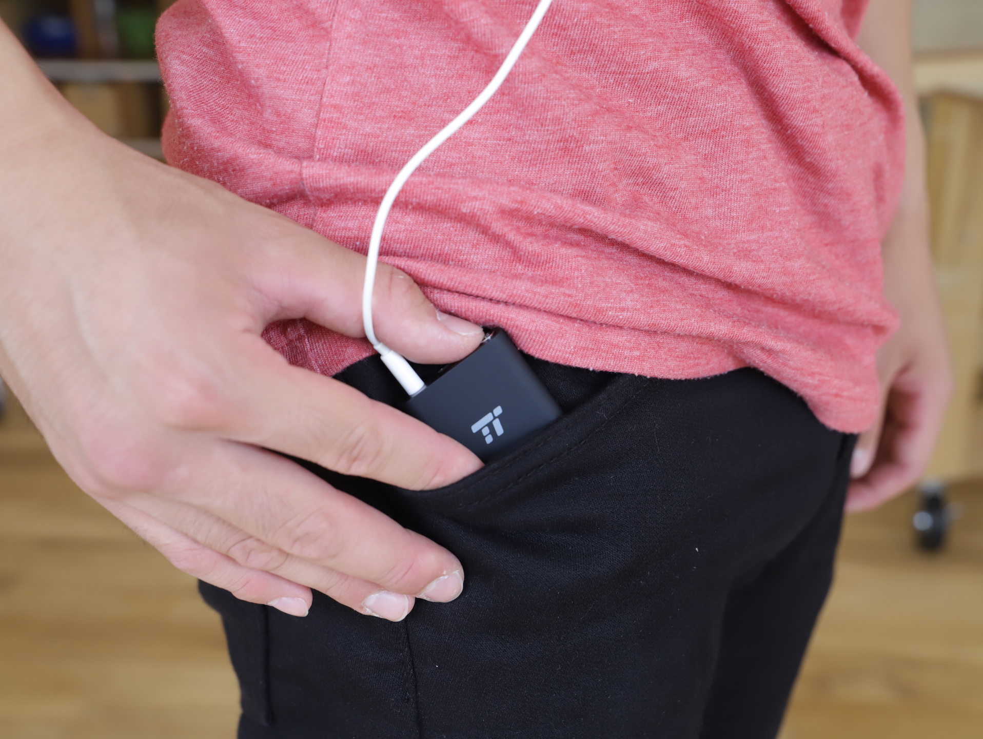 [ポケットに入れて使うシーン、収納するシーン]