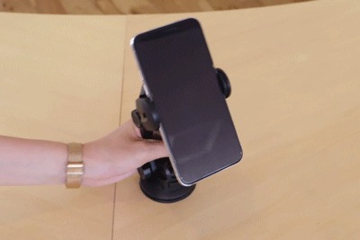 木製のテーブルでグラグラ揺らしてみるGIF
