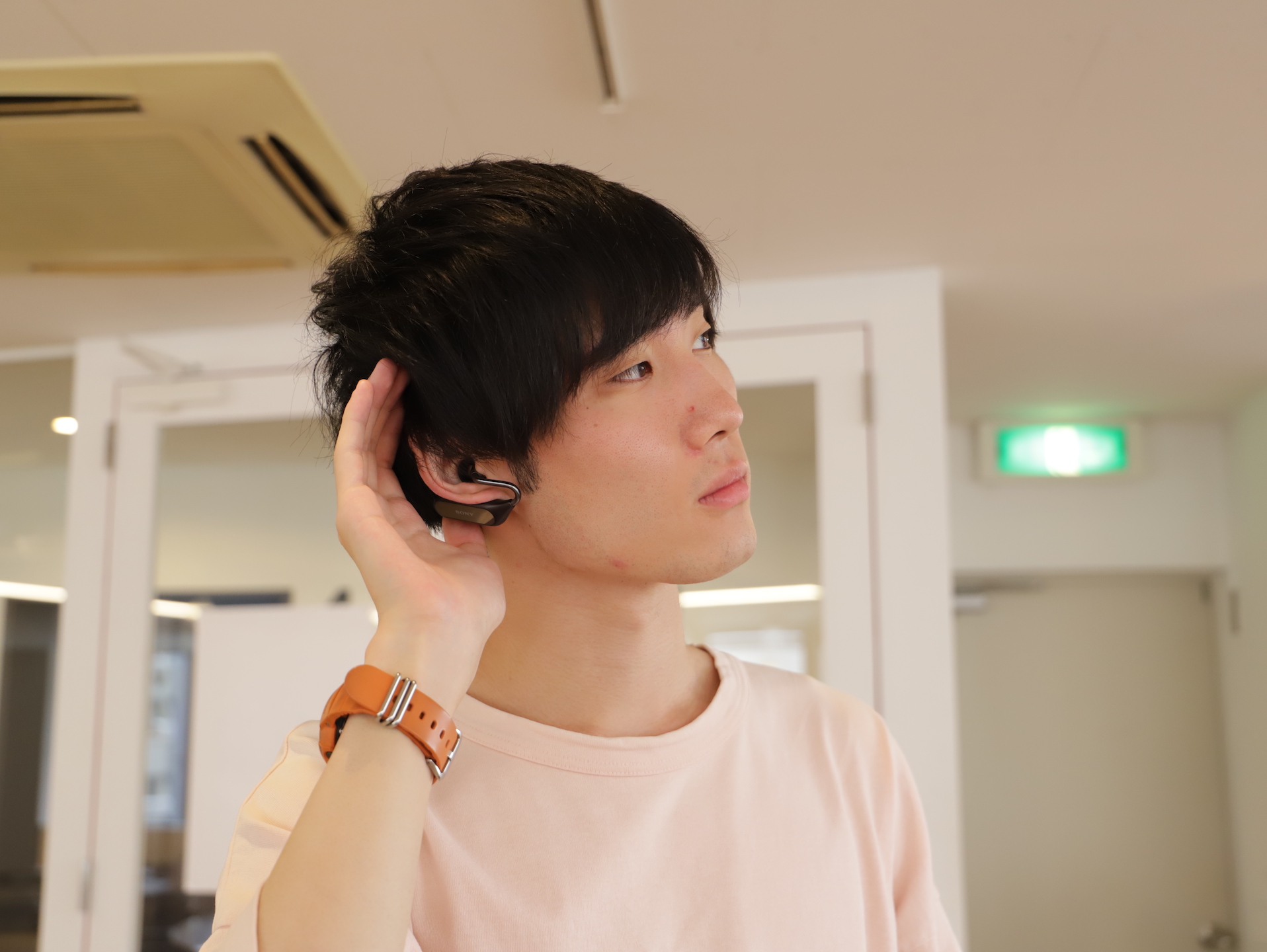 [EarDuoをつけてどこからか音楽が聞こえている風の画像]