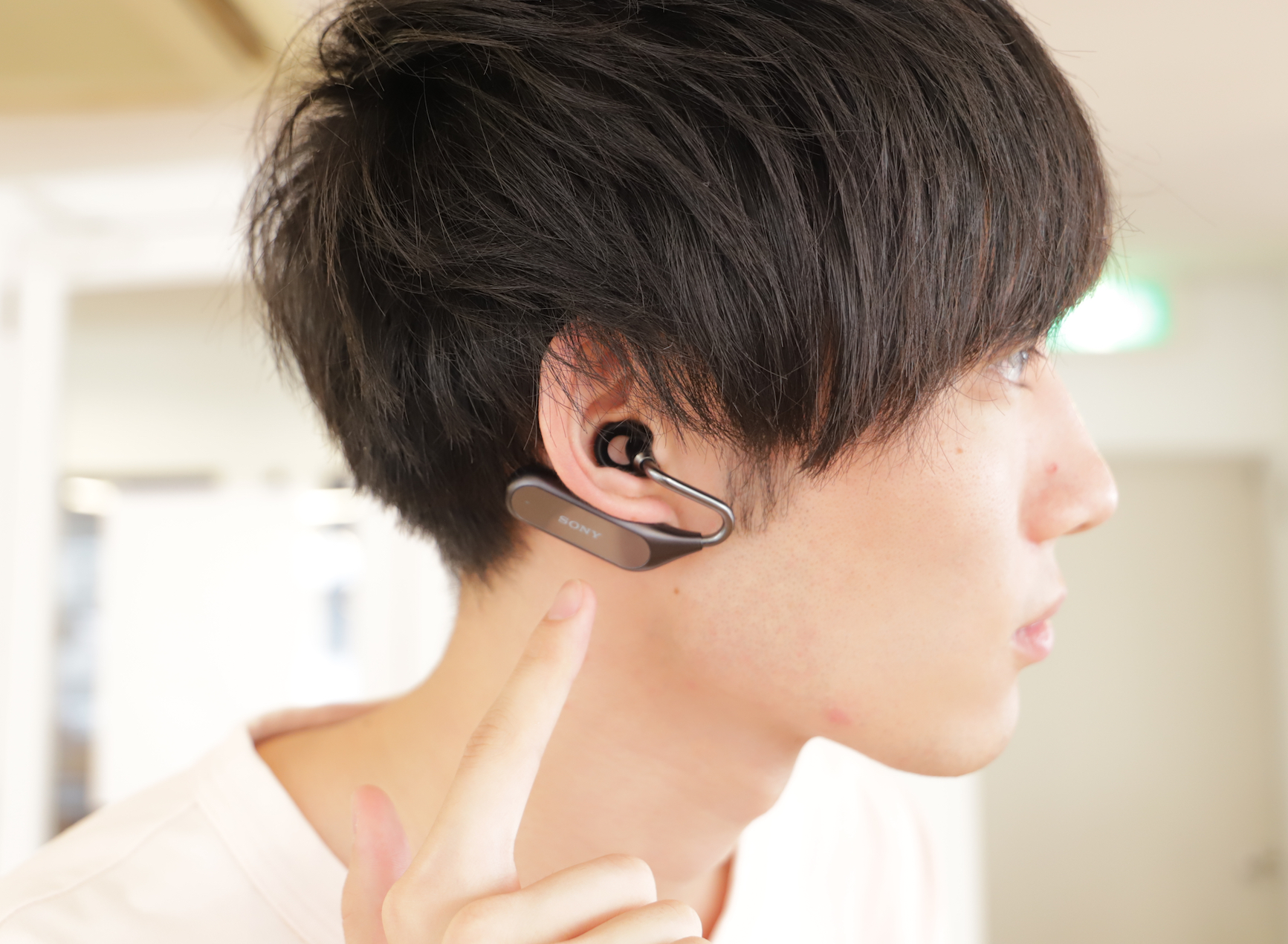 [耳の下に本体があることをアピールした写真]