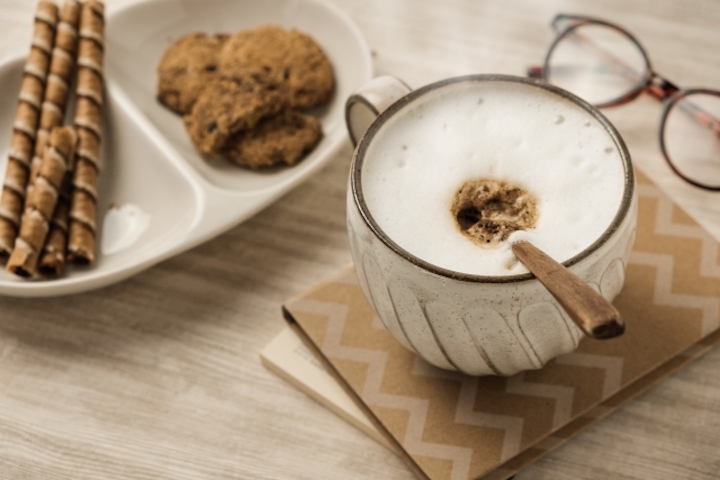 おやつとミルクたっぷりコーヒー