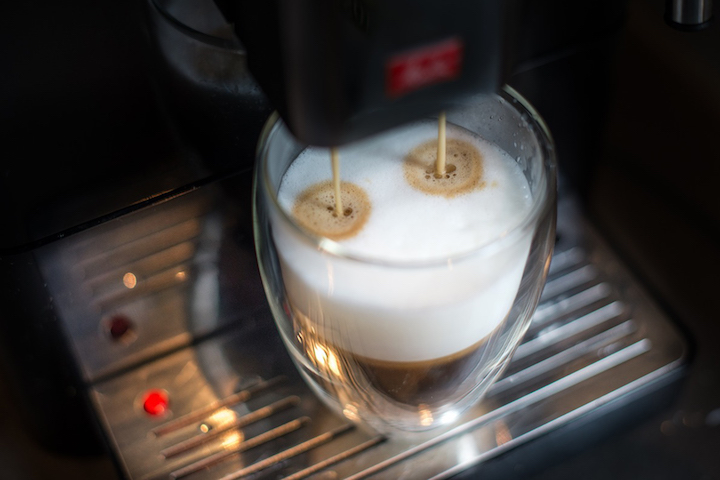 全自動コーヒーメーカーで淹れられているコーヒー