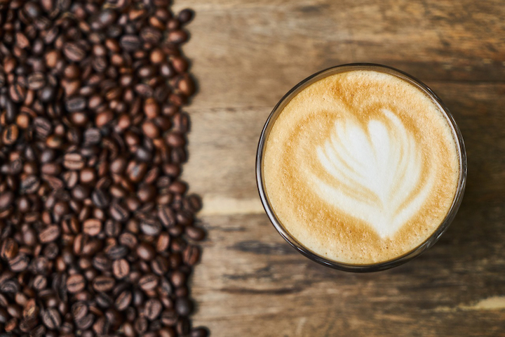ミルで挽いて作られたコーヒーとコーヒー豆