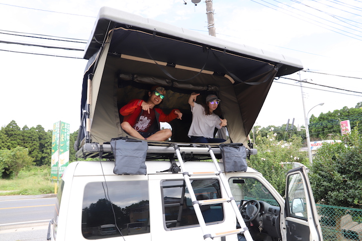 大人二人が乗っている様子