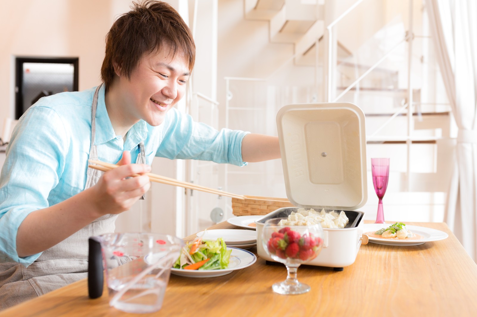 餃子を楽しむ男性