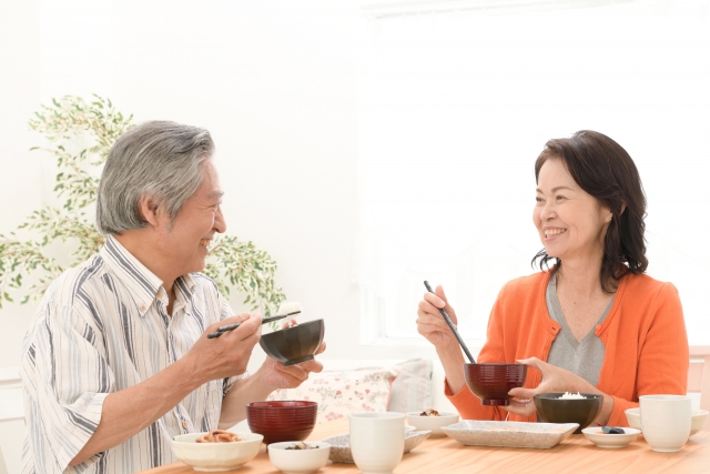 食事をする夫婦