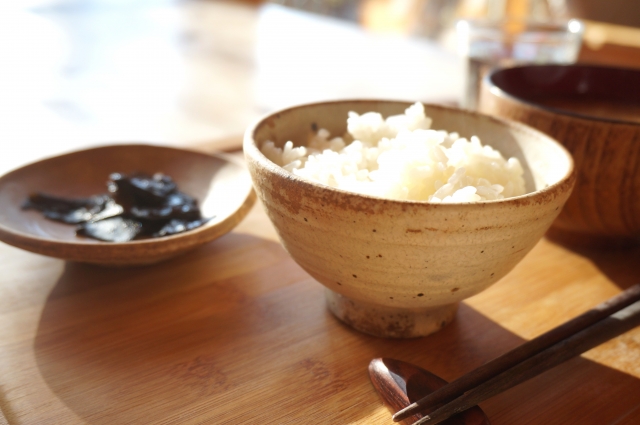 茶碗によそったご飯