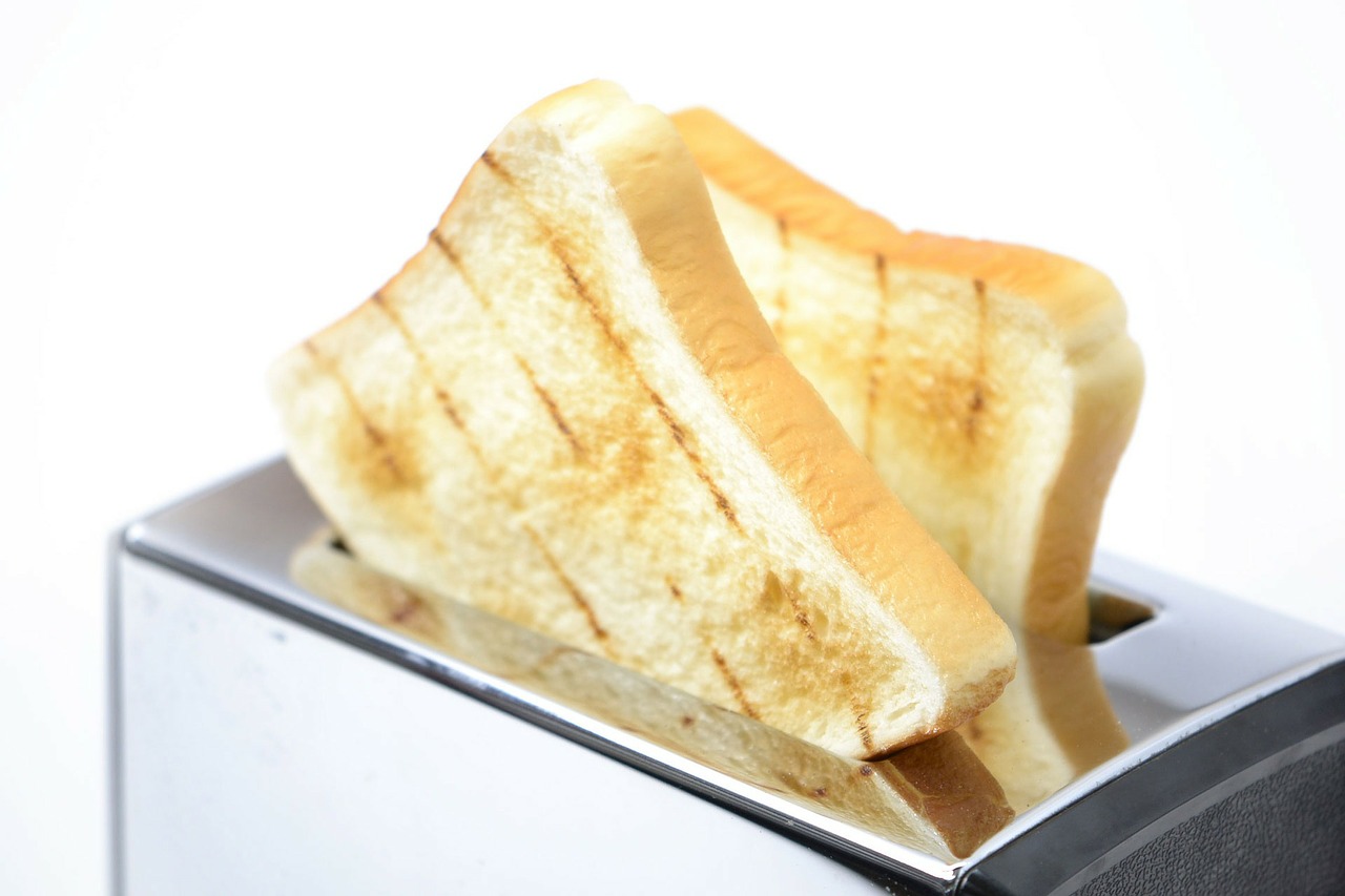 ポップアップトースターから飛び出る食パン
