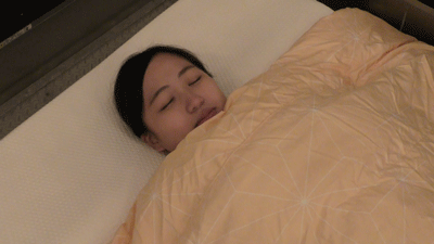 布団に入っているgif