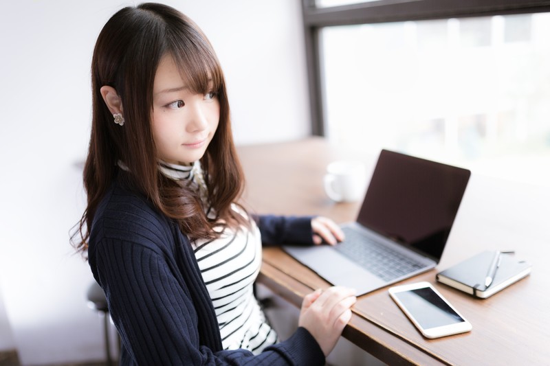ノマドワーク中の女性