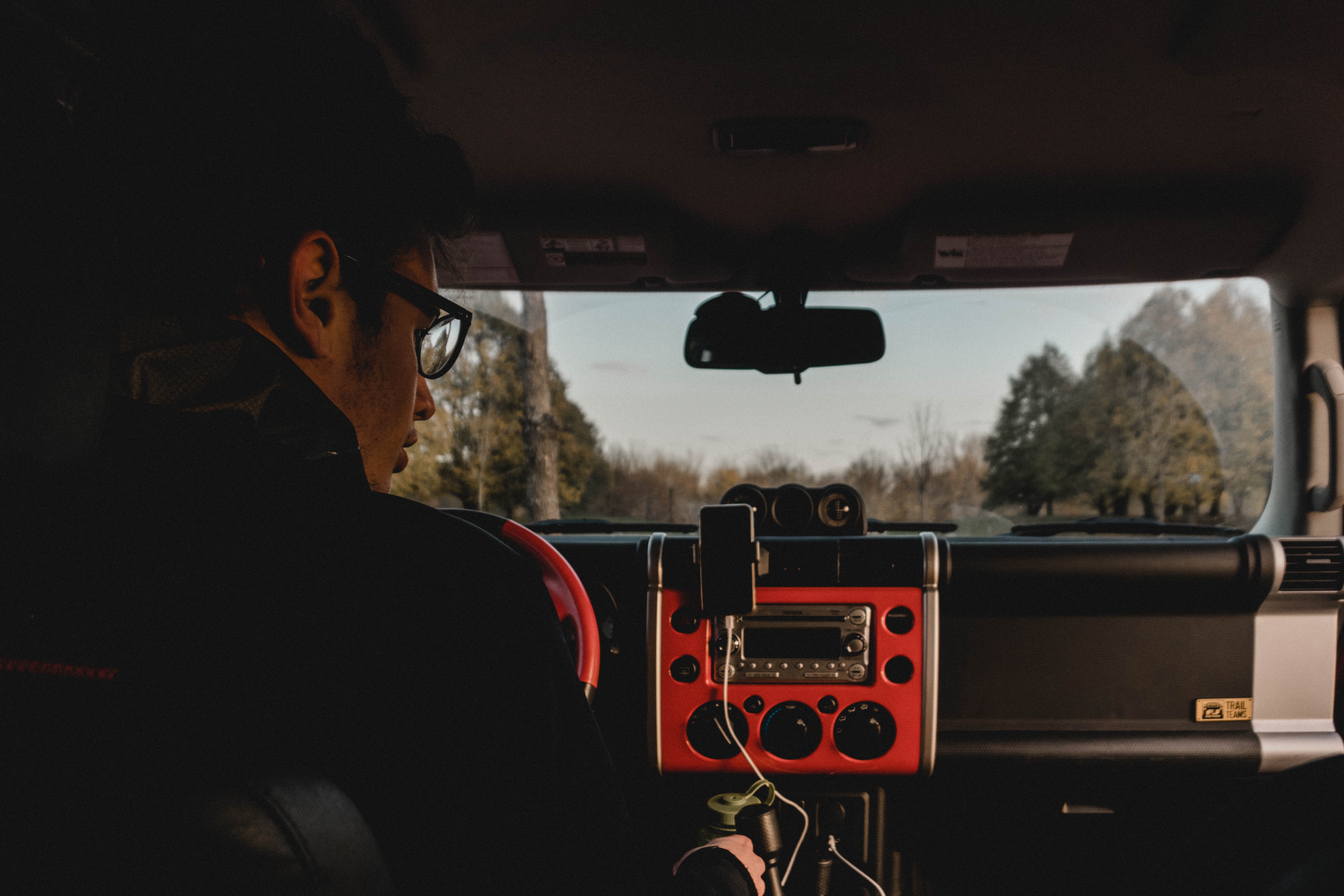 車内で音楽を聴きながら運転する写真