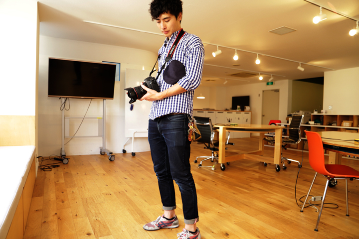 ストラップをつけた人の写真