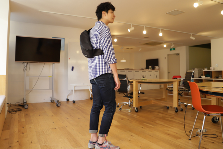 バッグを背負っている