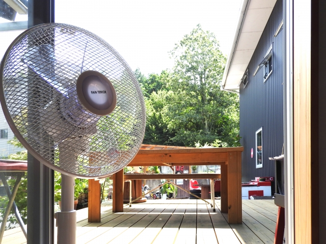 夏の野外に置いてある扇風機の写真