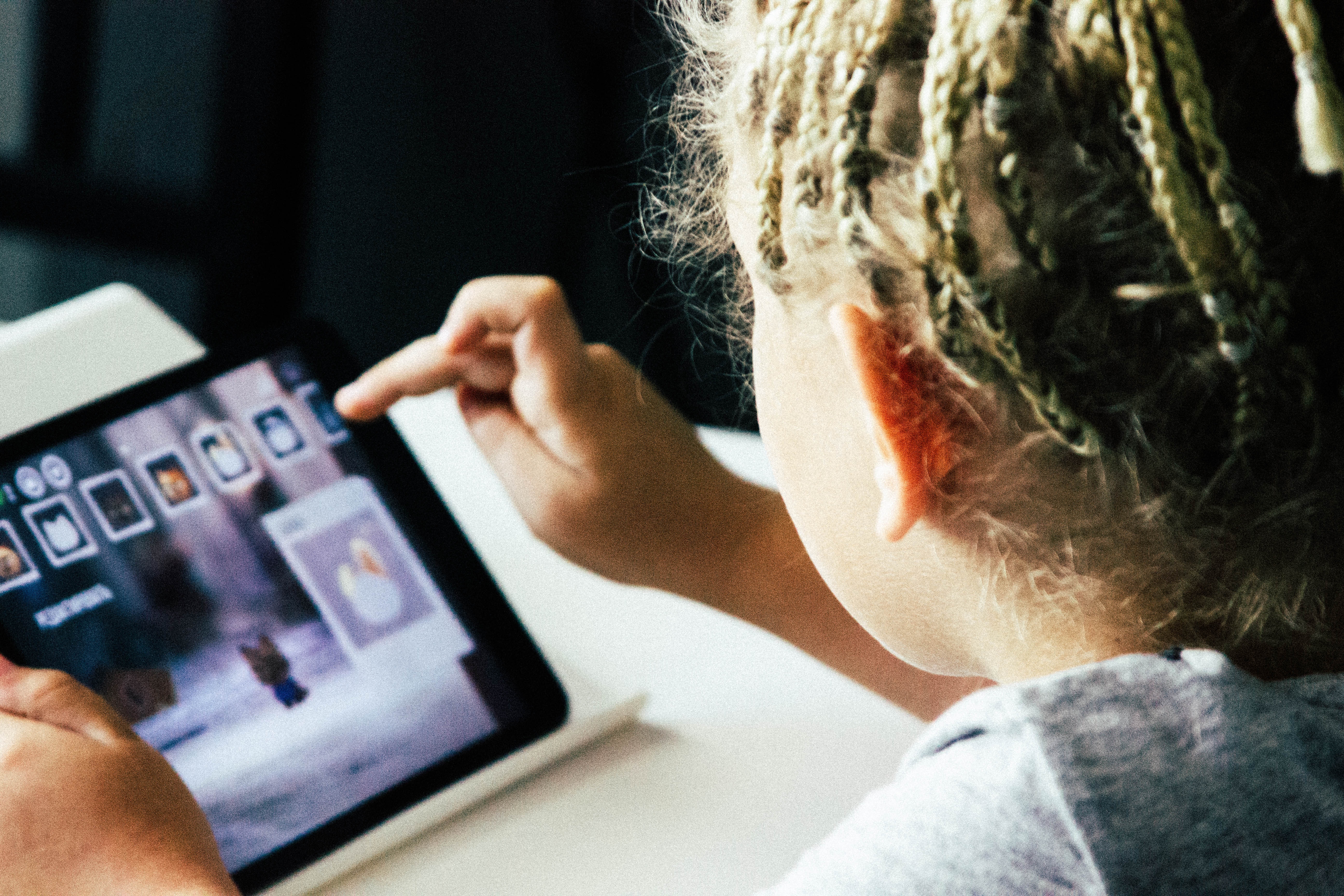 タブレットを操作する少女