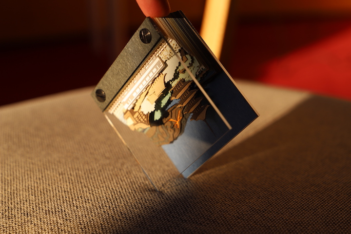 [床にかどをぶつけても作品に干渉しない]