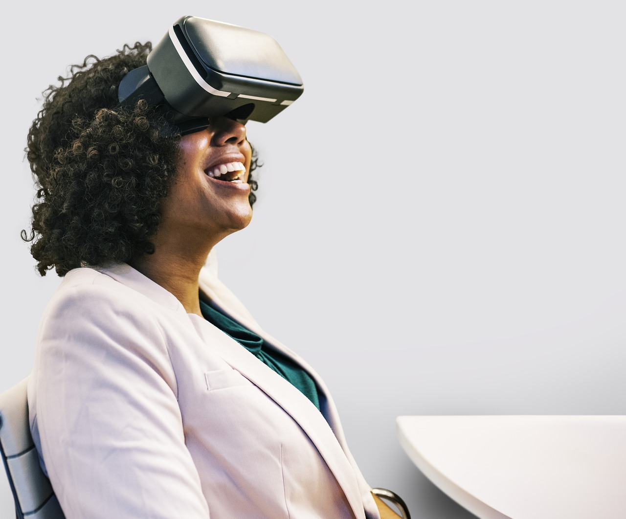 VRを楽しむ女性の画像