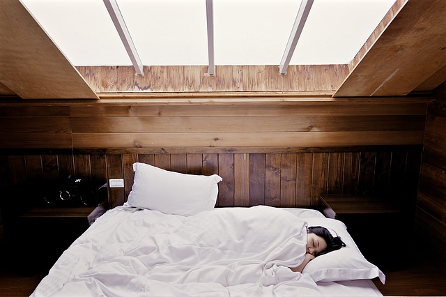 ベットで気持ちよく眠っている人の写真