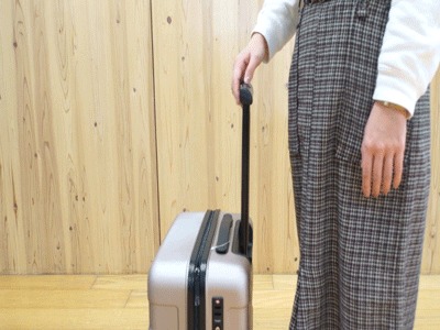 キャリーバーを動かしているところ